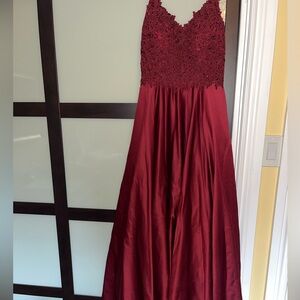 Beautiful and new prom dress.